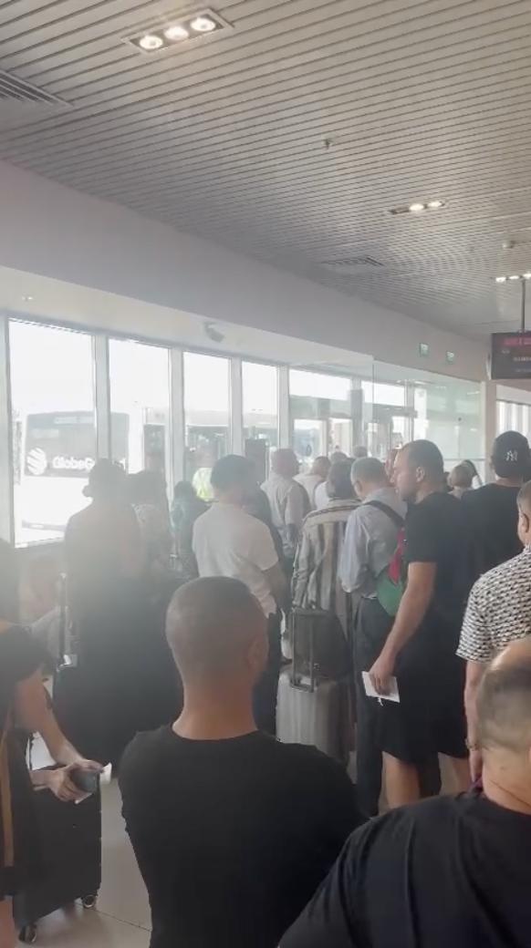 Haos pe Aeroportul Otopeni: Sunt întârzieri la mai multe curse, iar angajații unei companii aeriene s-au retras ca să nu fie agresați de pasageri 909752