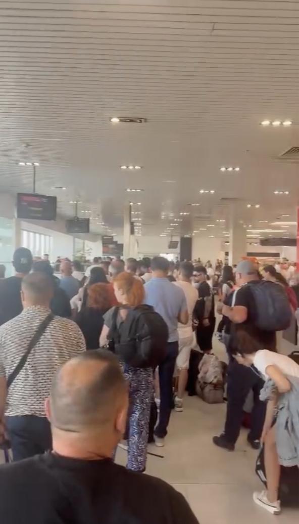 Haos pe Aeroportul Otopeni: Sunt întârzieri la mai multe curse, iar angajații unei companii aeriene s-au retras ca să nu fie agresați de pasageri 909753