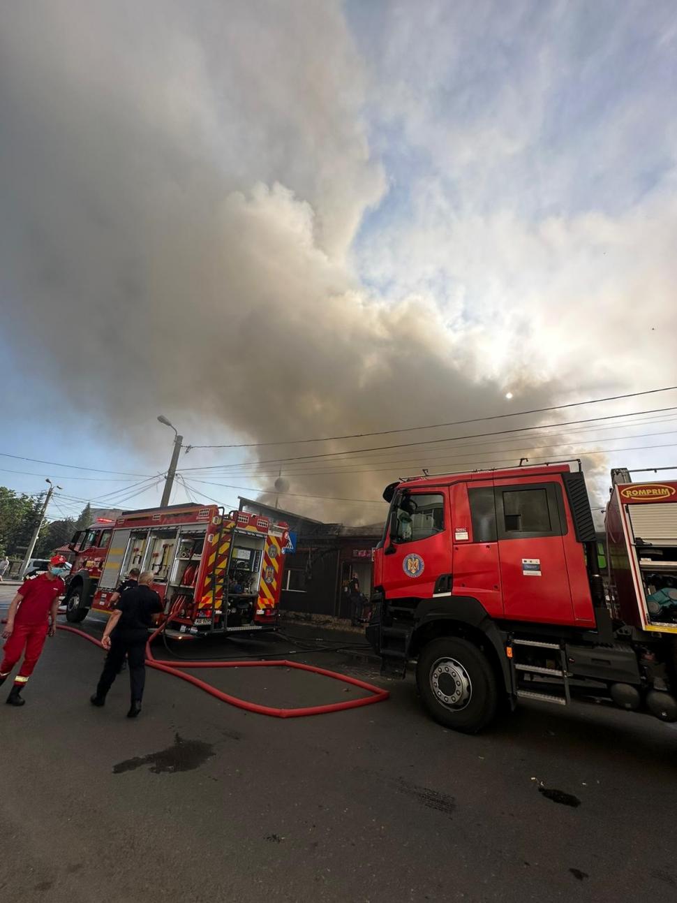 Incendiu puternic la un ansamblu de magazine din Ploiești. Un mesaj Ro-Alert a fost emis 909584