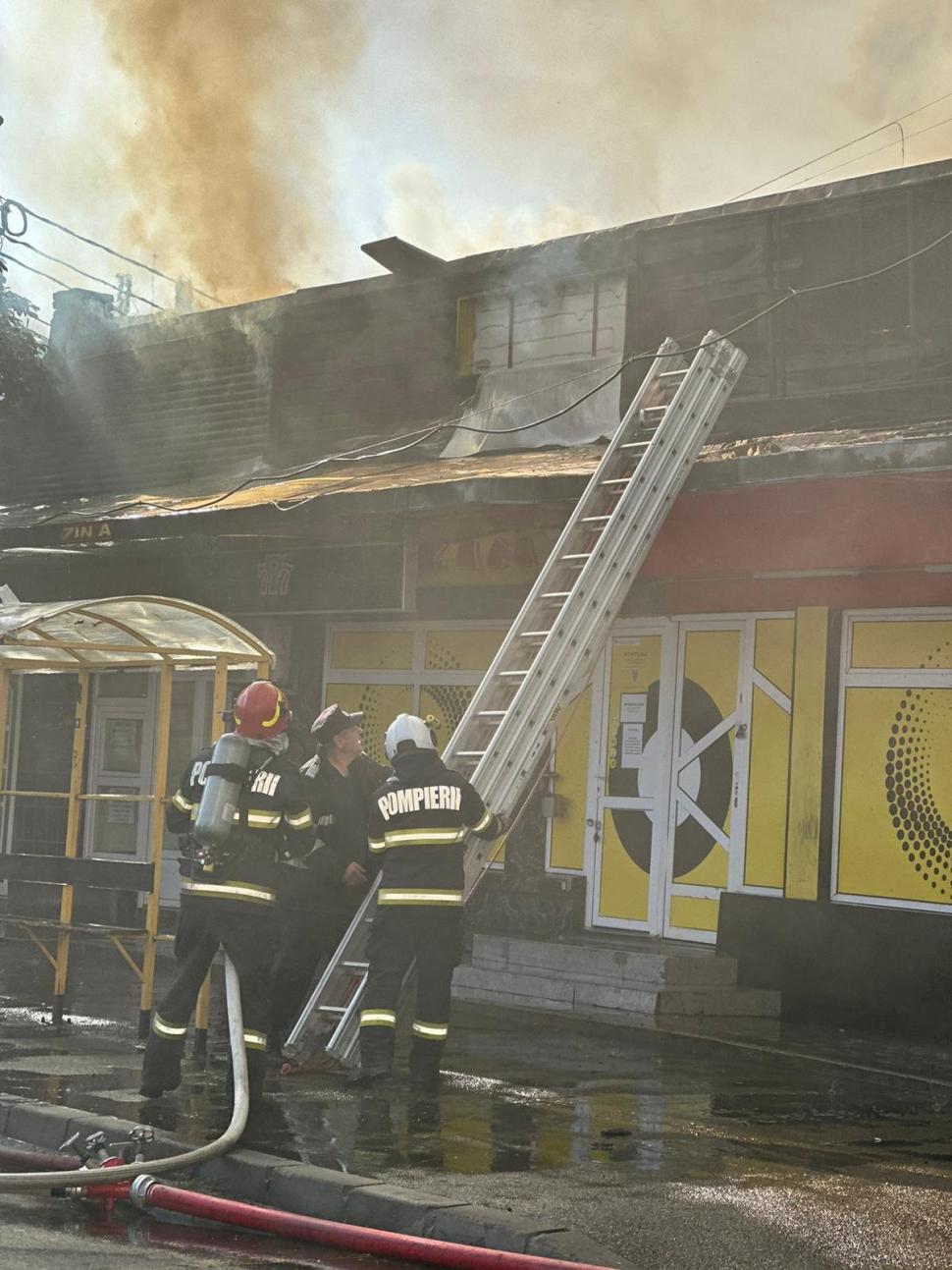Incendiu puternic la un ansamblu de magazine din Ploiești. Un mesaj Ro-Alert a fost emis 909585