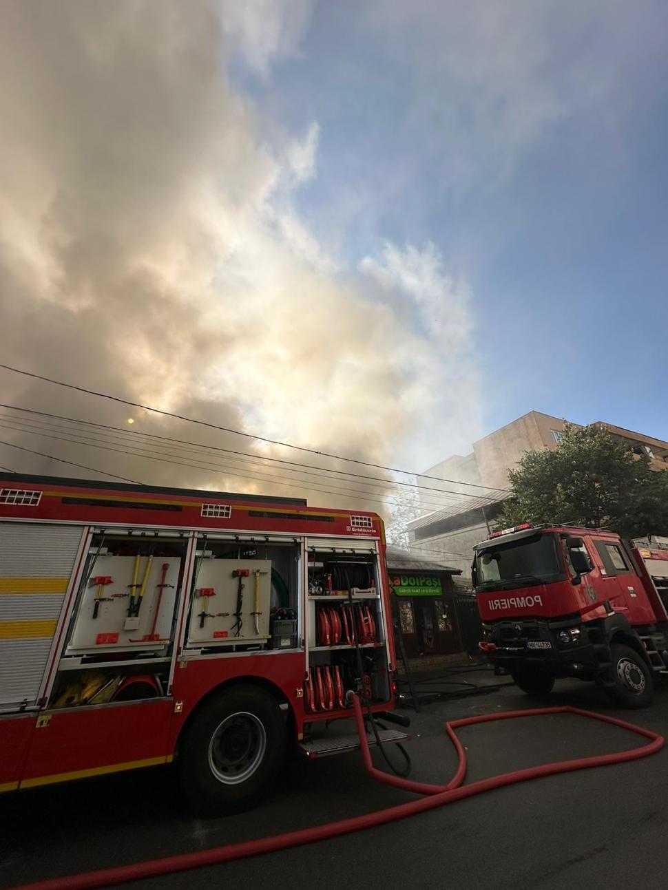 Incendiu puternic la un ansamblu de magazine din Ploiești. Un mesaj Ro-Alert a fost emis 909586