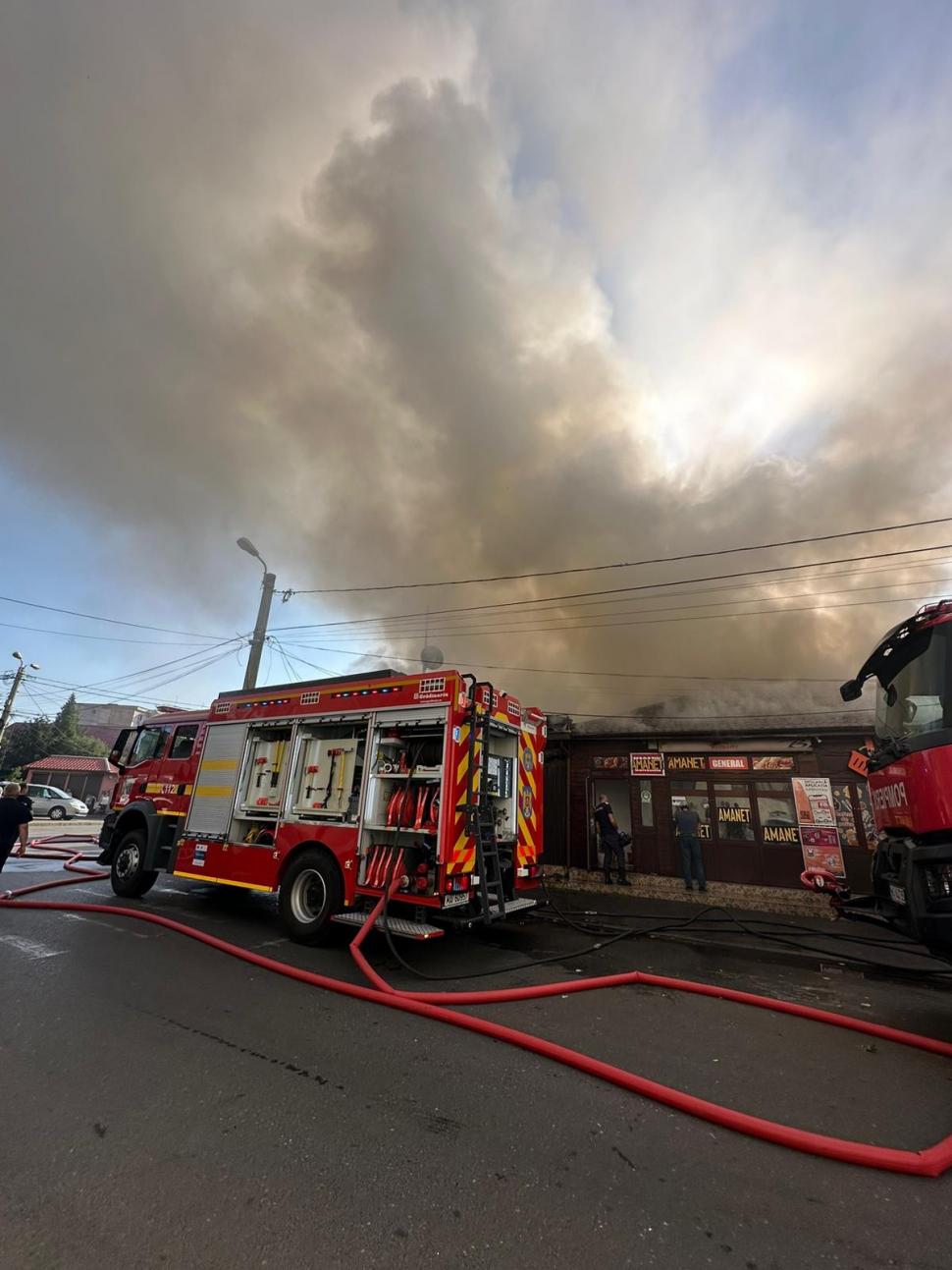 Incendiu puternic la un ansamblu de magazine din Ploiești. Un mesaj Ro-Alert a fost emis 909588