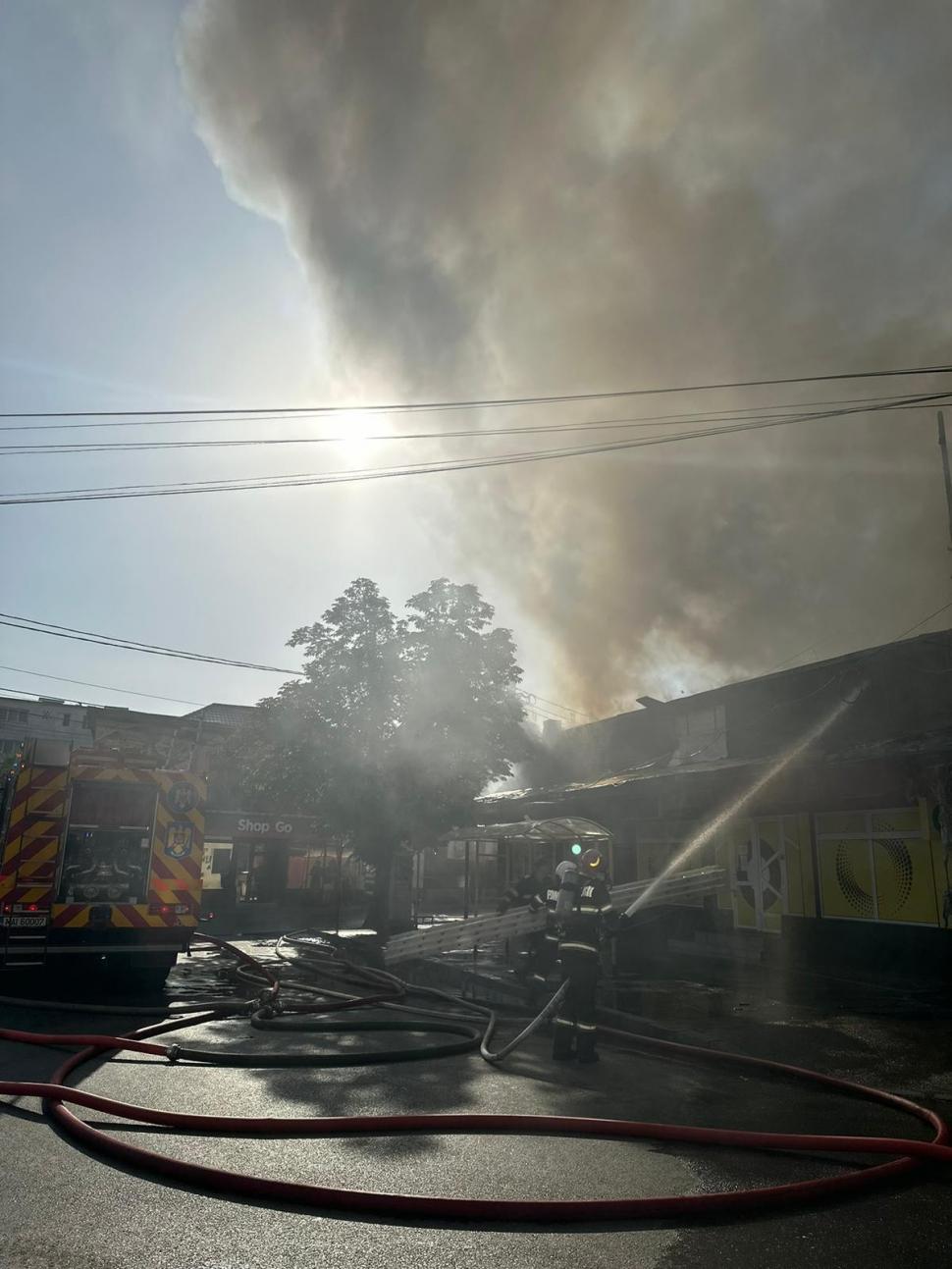 Incendiu puternic la un ansamblu de magazine din Ploiești. Un mesaj Ro-Alert a fost emis 909589