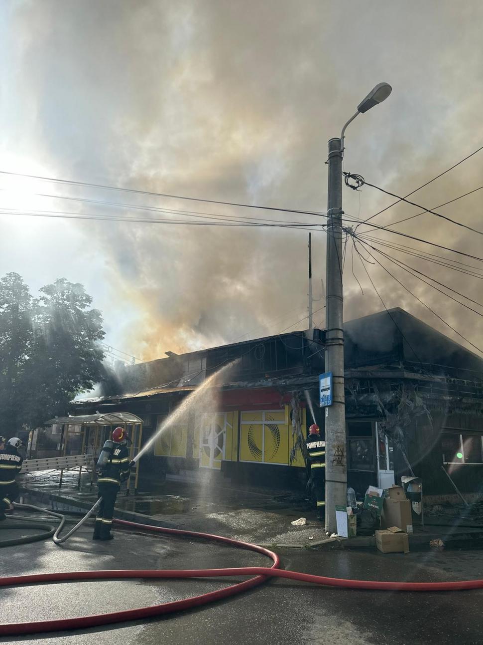 Incendiu puternic la un ansamblu de magazine din Ploiești. Un mesaj Ro-Alert a fost emis 909590