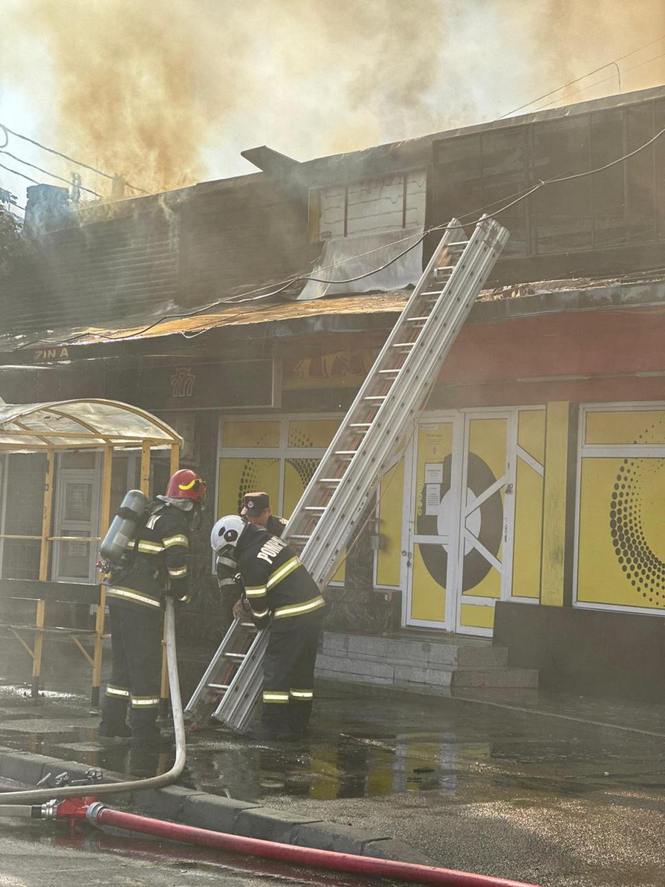 Incendiu puternic la un ansamblu de magazine din Ploiești. Un mesaj Ro-Alert a fost emis 909592