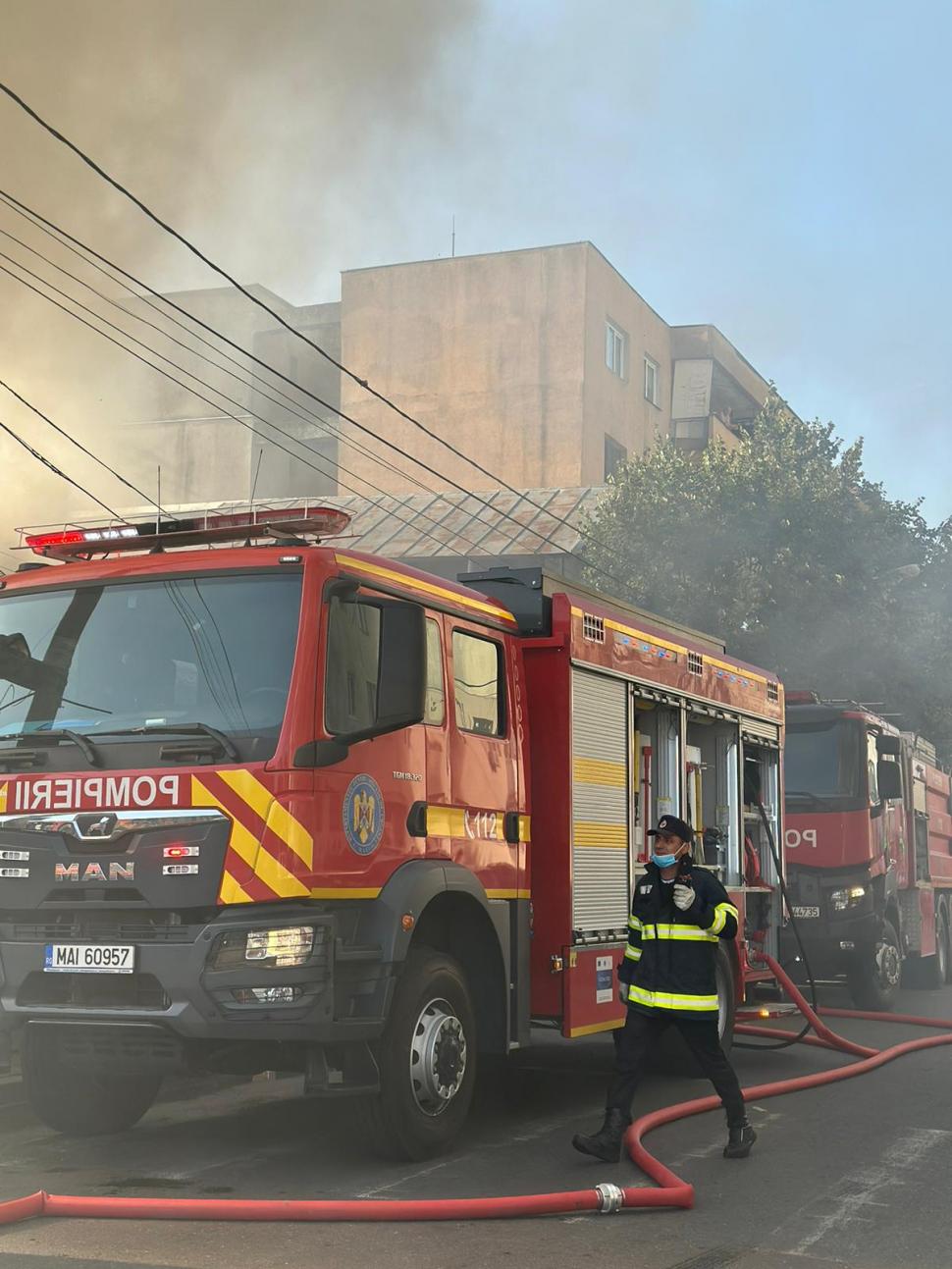 Incendiu puternic la un ansamblu de magazine din Ploiești. Un mesaj Ro-Alert a fost emis 909593