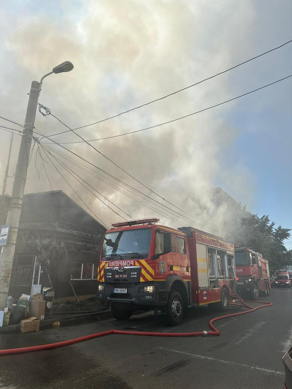 Incendiu puternic la un ansamblu de magazine din Ploiești. Un mesaj Ro-Alert a fost emis 909594