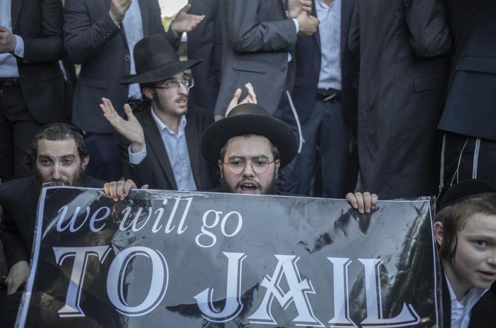 Evreii ultra-ortodocși au blocat cea mai mare autostradă din Israel: „La închisoare! Nu la armată!” 909972