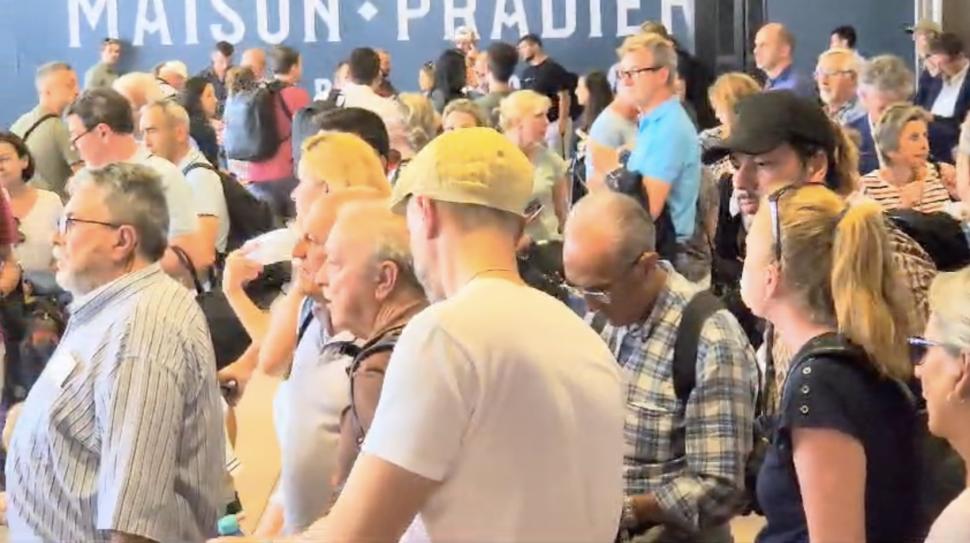 Guvernul îndemnă românii să ceară despăgubiri pentru zborurile anulate 909967