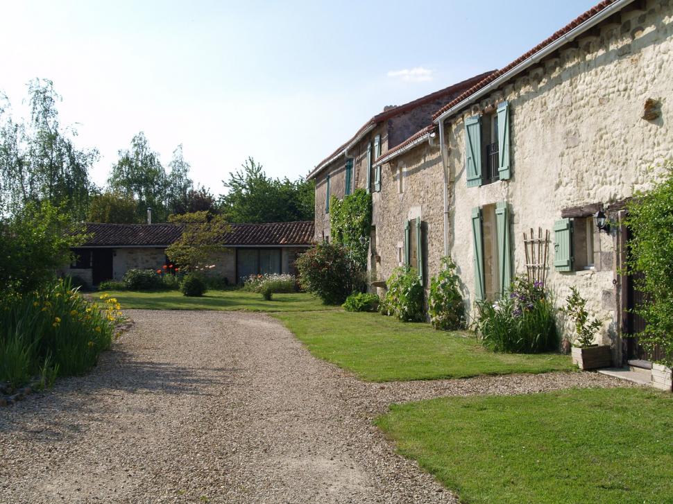 Doi soți britanici și-au vândut casa și au cumpărat un sat întreg în Franța: „Ne-am dat seama că trăisem într-o cursă de șoareci” 910116