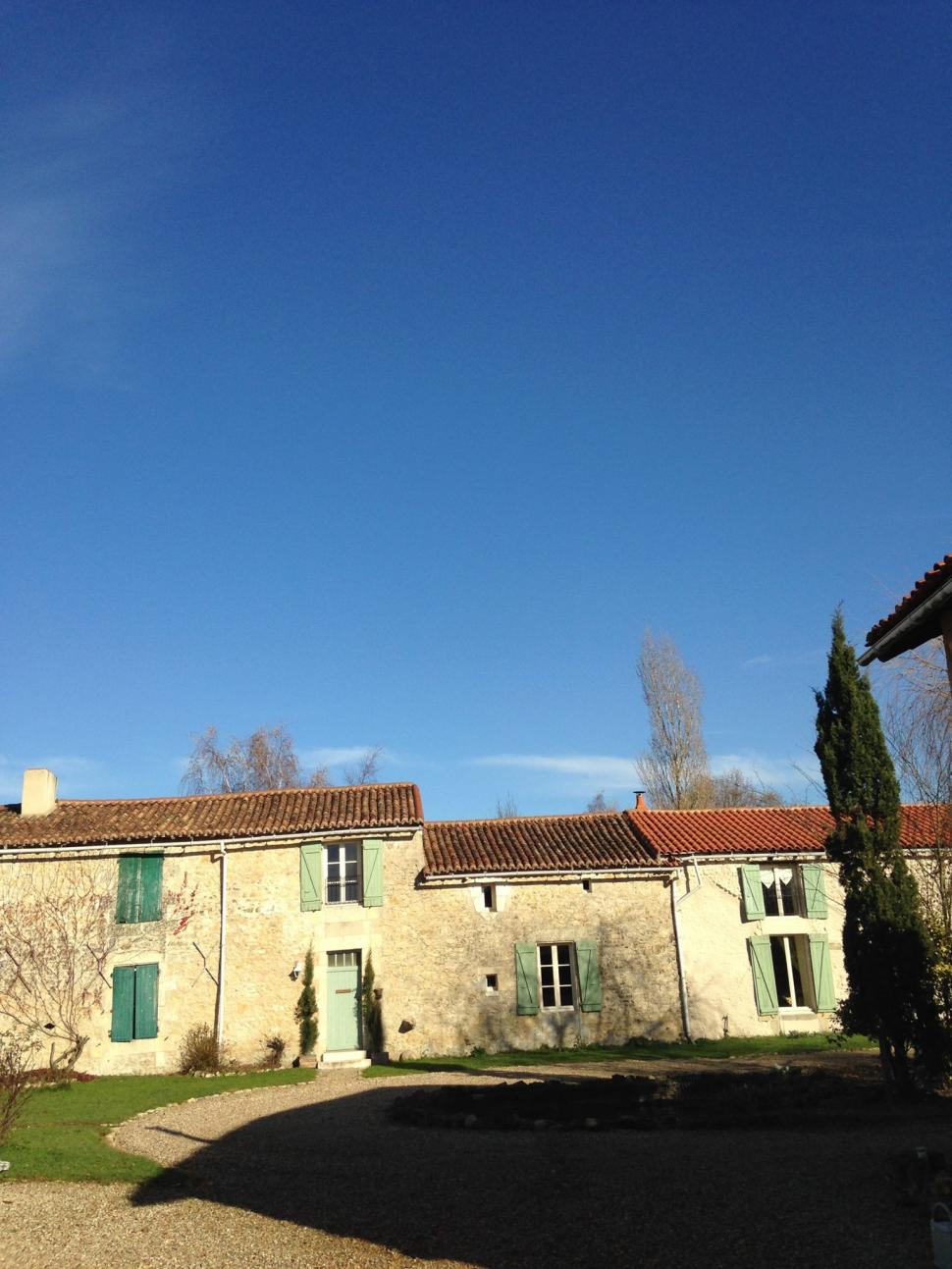 Doi soți britanici și-au vândut casa și au cumpărat un sat întreg în Franța: „Ne-am dat seama că trăisem într-o cursă de șoareci” 910117