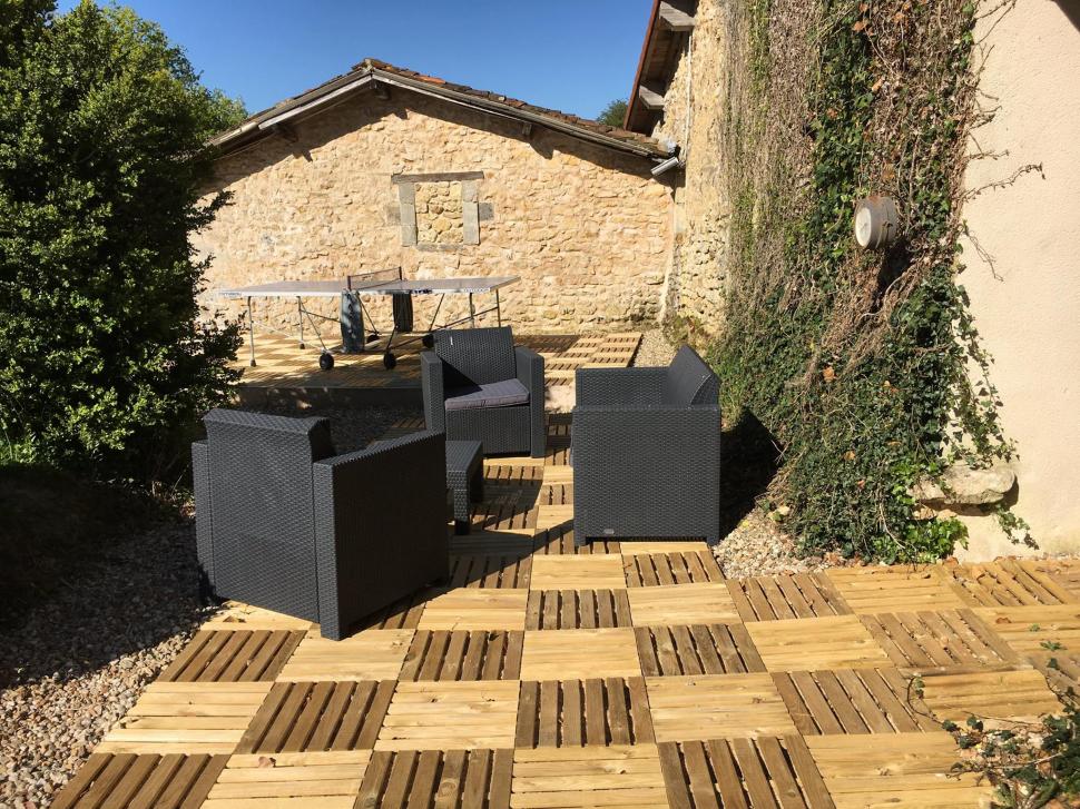 Doi soți britanici și-au vândut casa și au cumpărat un sat întreg în Franța: „Ne-am dat seama că trăisem într-o cursă de șoareci” 910118