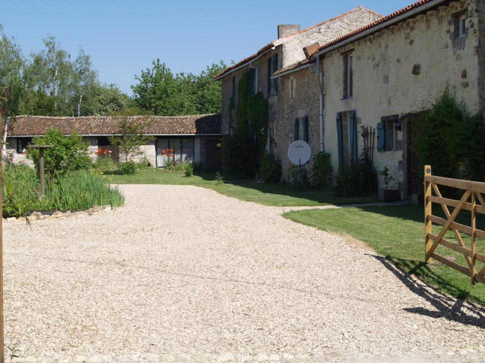 Doi soți britanici și-au vândut casa și au cumpărat un sat întreg în Franța: „Ne-am dat seama că trăisem într-o cursă de șoareci” 910119