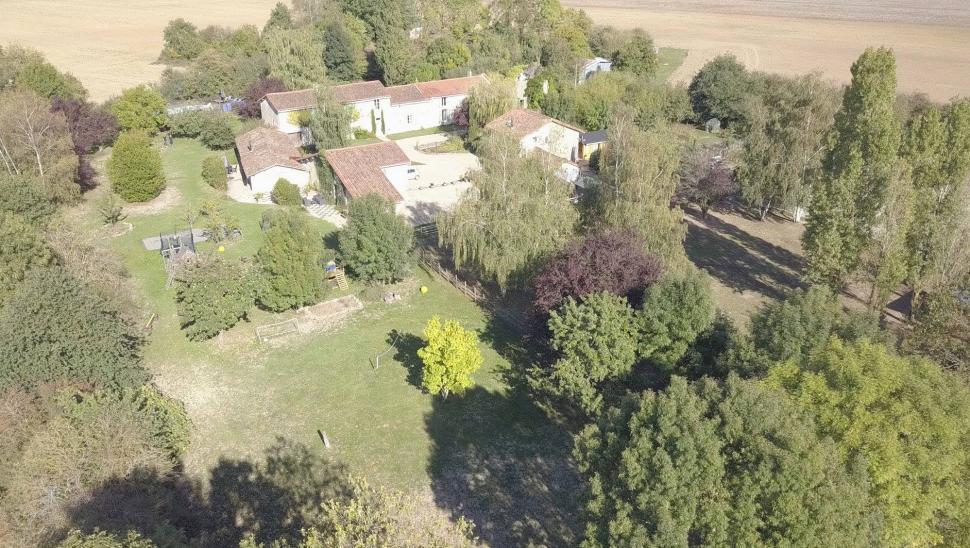 Doi soți britanici și-au vândut casa și au cumpărat un sat întreg în Franța: „Ne-am dat seama că trăisem într-o cursă de șoareci” 910120