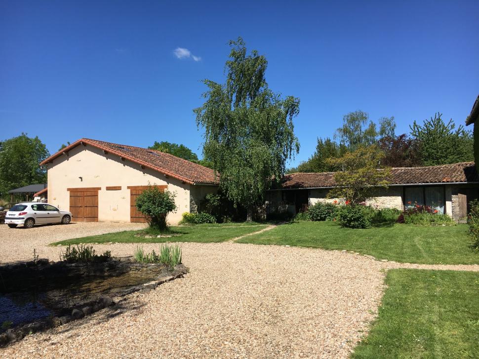 Doi soți britanici și-au vândut casa și au cumpărat un sat întreg în Franța: „Ne-am dat seama că trăisem într-o cursă de șoareci” 910121