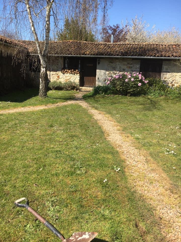 Doi soți britanici și-au vândut casa și au cumpărat un sat întreg în Franța: „Ne-am dat seama că trăisem într-o cursă de șoareci” 910123