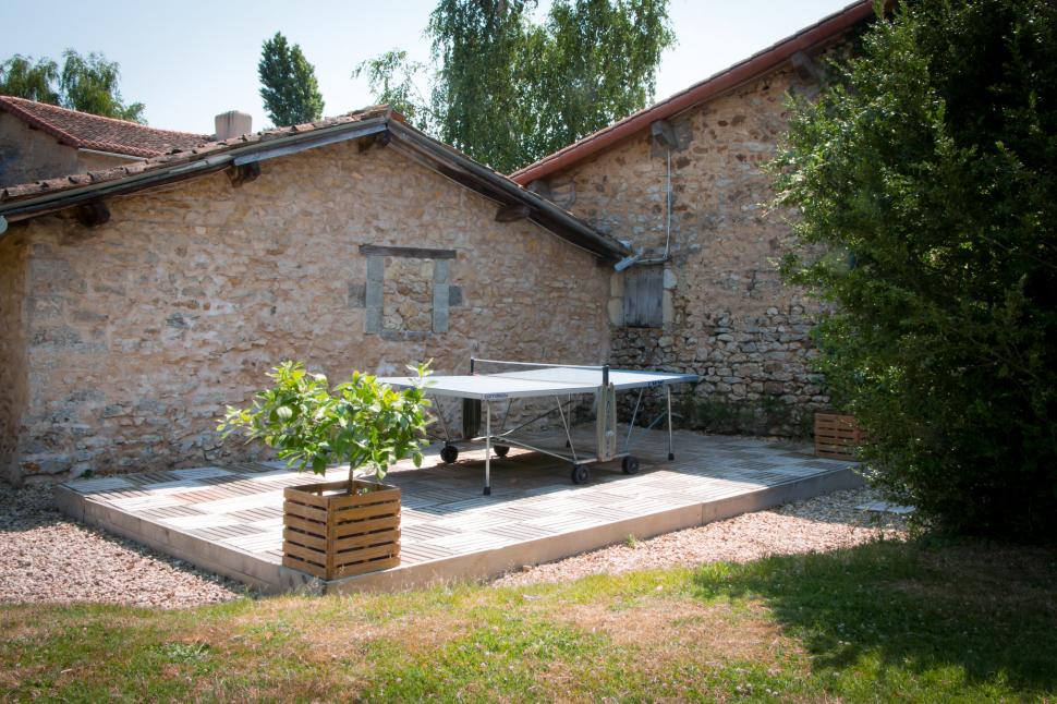 Doi soți britanici și-au vândut casa și au cumpărat un sat întreg în Franța: „Ne-am dat seama că trăisem într-o cursă de șoareci” 910124