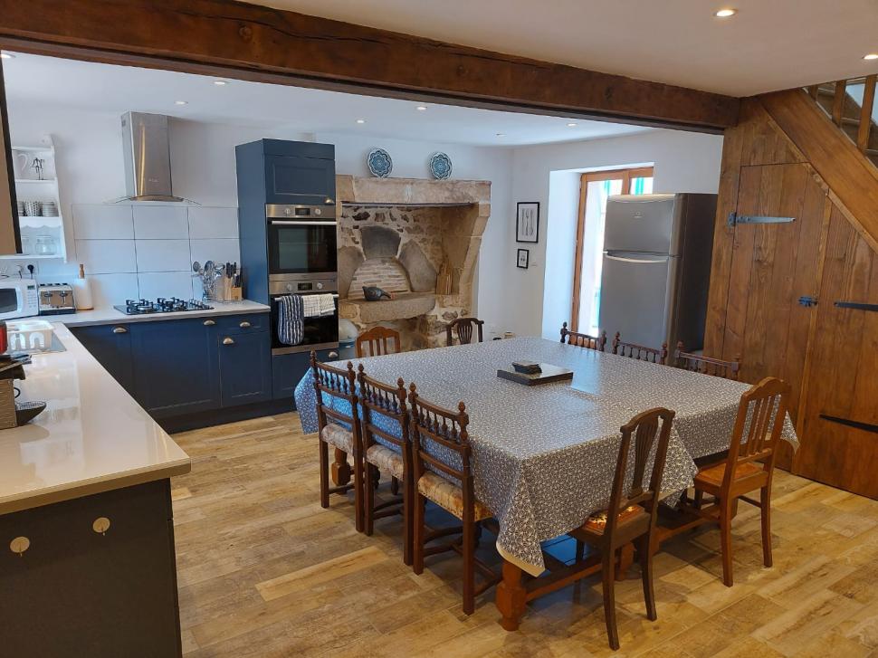 Doi soți britanici și-au vândut casa și au cumpărat un sat întreg în Franța: „Ne-am dat seama că trăisem într-o cursă de șoareci” 910125