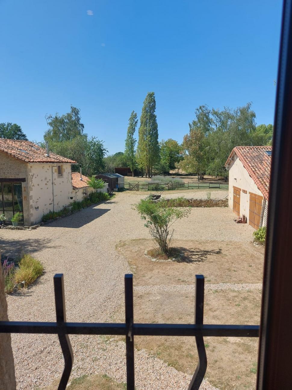 Doi soți britanici și-au vândut casa și au cumpărat un sat întreg în Franța: „Ne-am dat seama că trăisem într-o cursă de șoareci” 910126