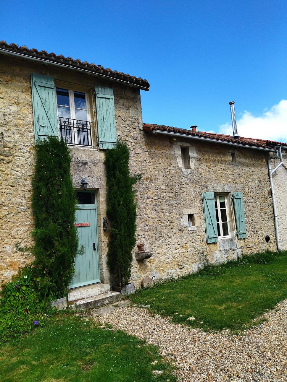 Doi soți britanici și-au vândut casa și au cumpărat un sat întreg în Franța: „Ne-am dat seama că trăisem într-o cursă de șoareci” 910127