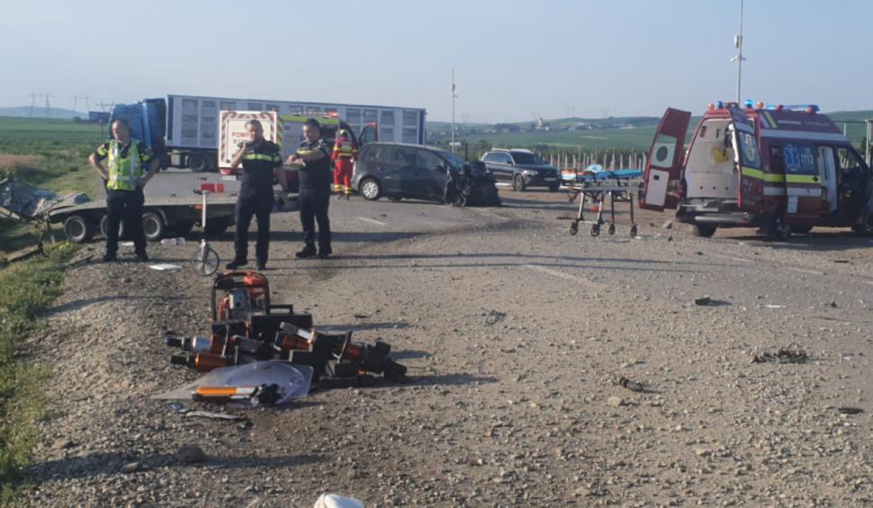 Cinci oameni, dintre care doi copii, au murit pe loc într-un accident, după ce o cisternă și o mașină s-au ciocnit pe un drum din Suceava 910275