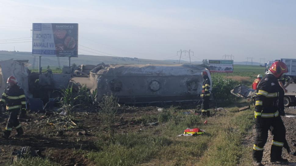 Cinci oameni, dintre care doi copii, au murit pe loc într-un accident, după ce o cisternă și o mașină s-au ciocnit pe un drum din Suceava 910277