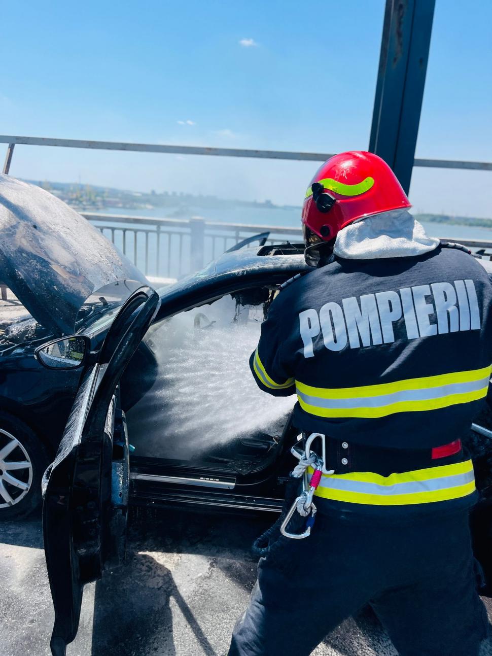 Incendiu pe „Podul Prieteniei” dintre România și Bulgaria: O mașină a luat foc în mers 910400