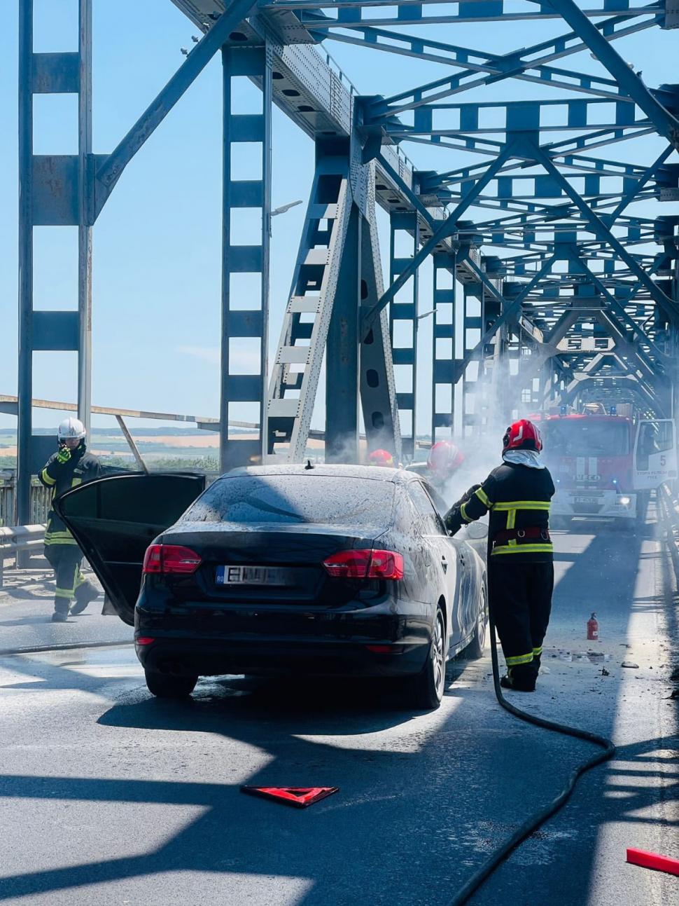 Incendiu pe „Podul Prieteniei” dintre România și Bulgaria: O mașină a luat foc în mers 910402