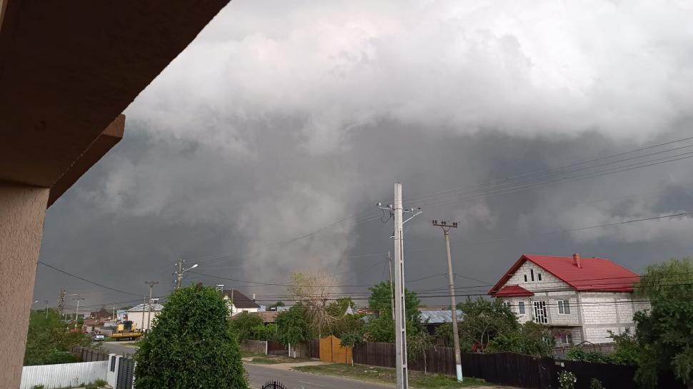 Ce sunt norii Shelf-Cloud, fenomenul rar surprins pe cerul României în această seară 910731