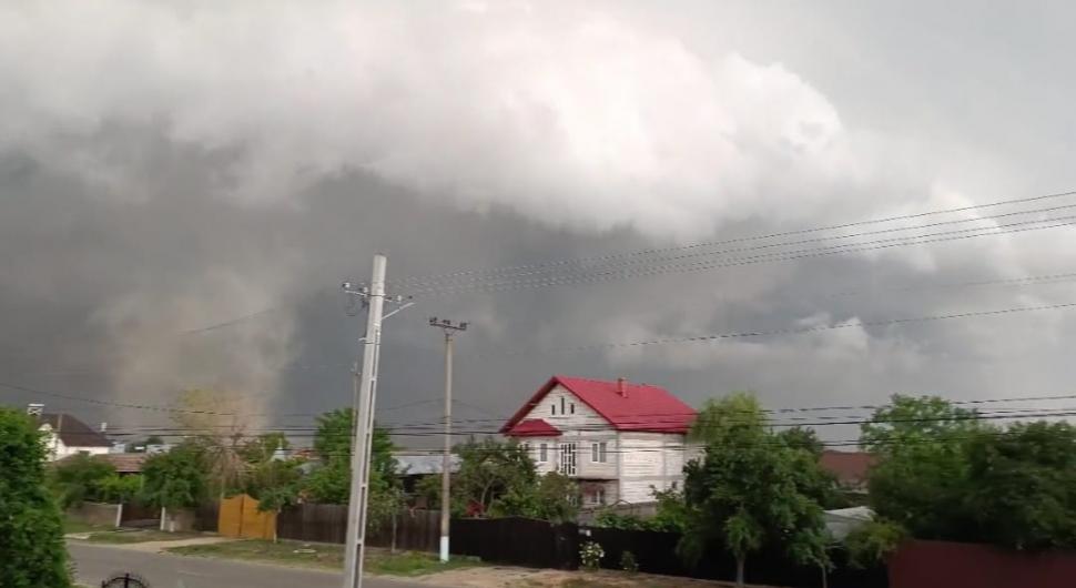 Ce sunt norii Shelf-Cloud, fenomenul rar surprins pe cerul României în această seară 910732