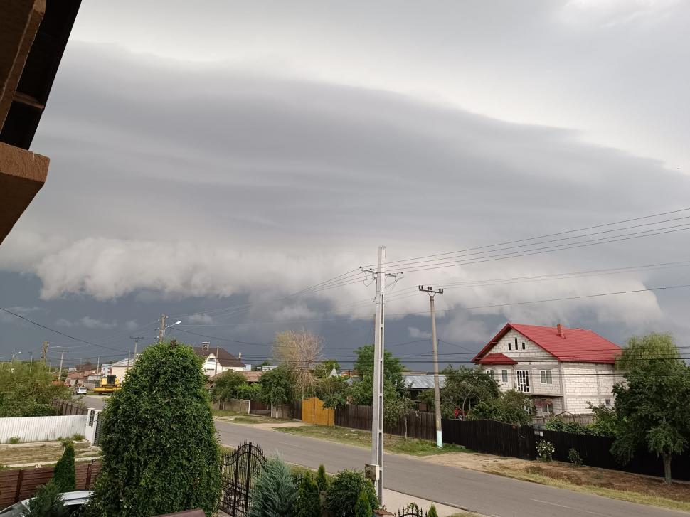 Ce sunt norii Shelf-Cloud, fenomenul rar surprins pe cerul României în această seară 910733