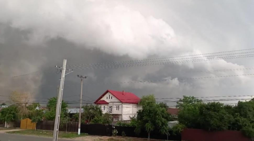 Ce sunt norii Shelf-Cloud, fenomenul rar surprins pe cerul României în această seară 910734