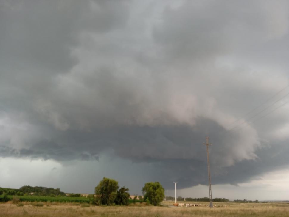 Ce sunt norii Shelf-Cloud, fenomenul rar surprins pe cerul României în această seară 910735