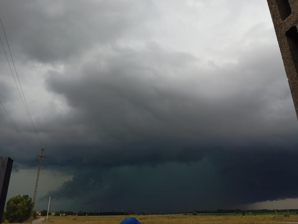 Ce sunt norii Shelf-Cloud, fenomenul rar surprins pe cerul României în această seară 910736