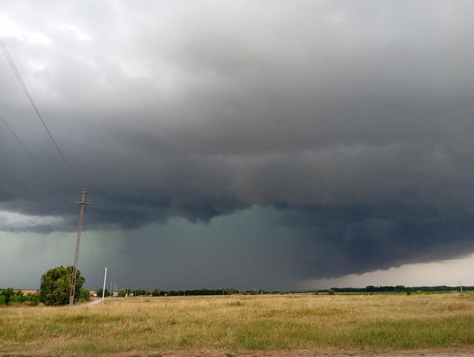 Ce sunt norii Shelf-Cloud, fenomenul rar surprins pe cerul României în această seară 910737