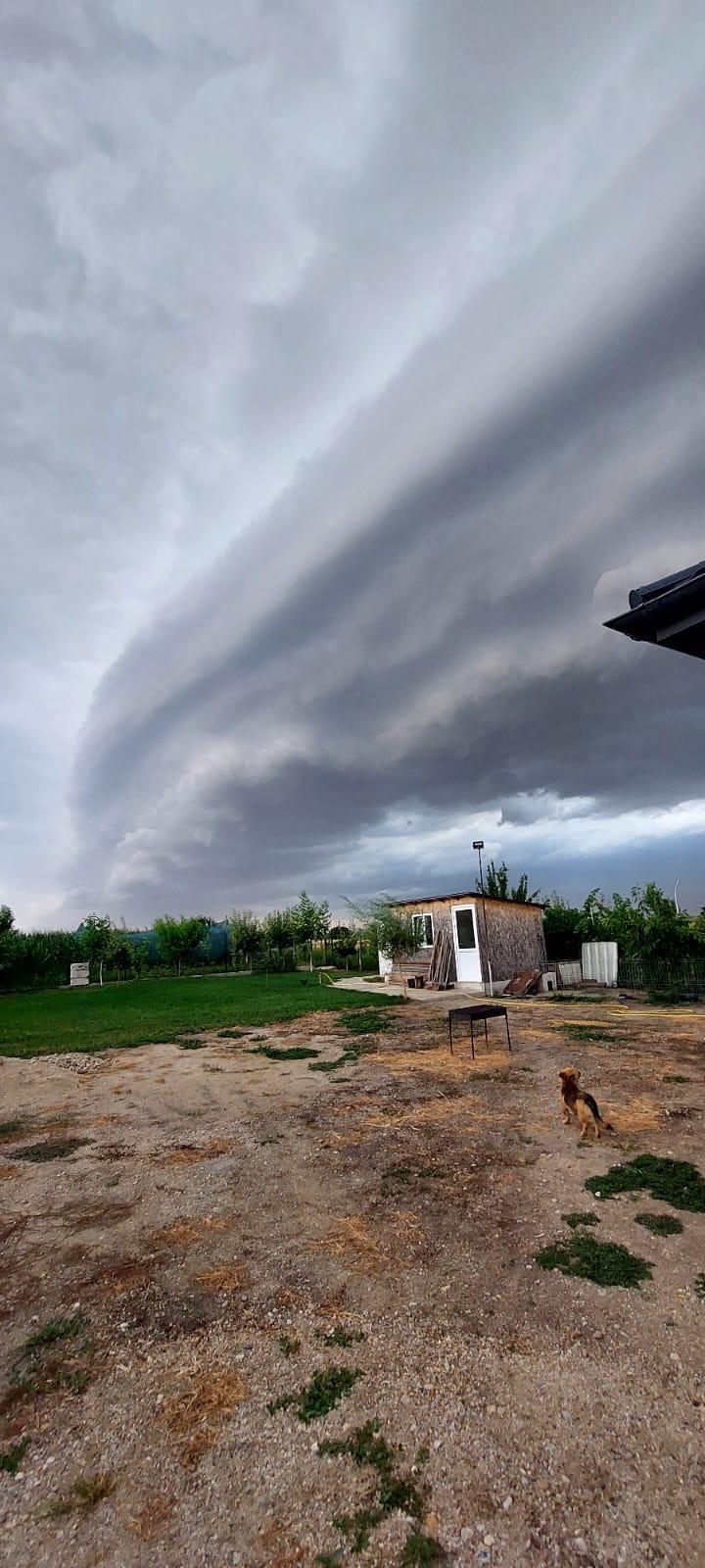 Ce sunt norii Shelf-Cloud, fenomenul rar surprins pe cerul României în această seară 910738