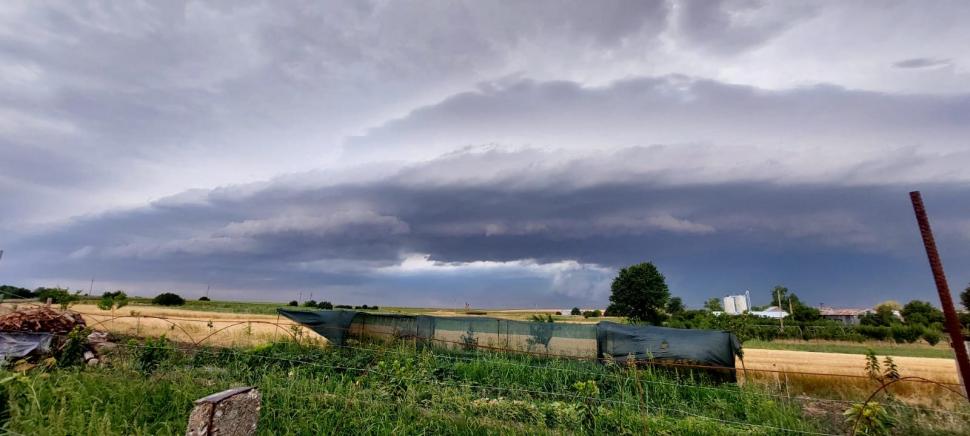 Ce sunt norii Shelf-Cloud, fenomenul rar surprins pe cerul României în această seară 910739