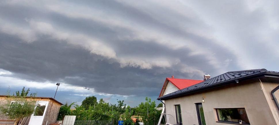 Ce sunt norii Shelf-Cloud, fenomenul rar surprins pe cerul României în această seară 910741