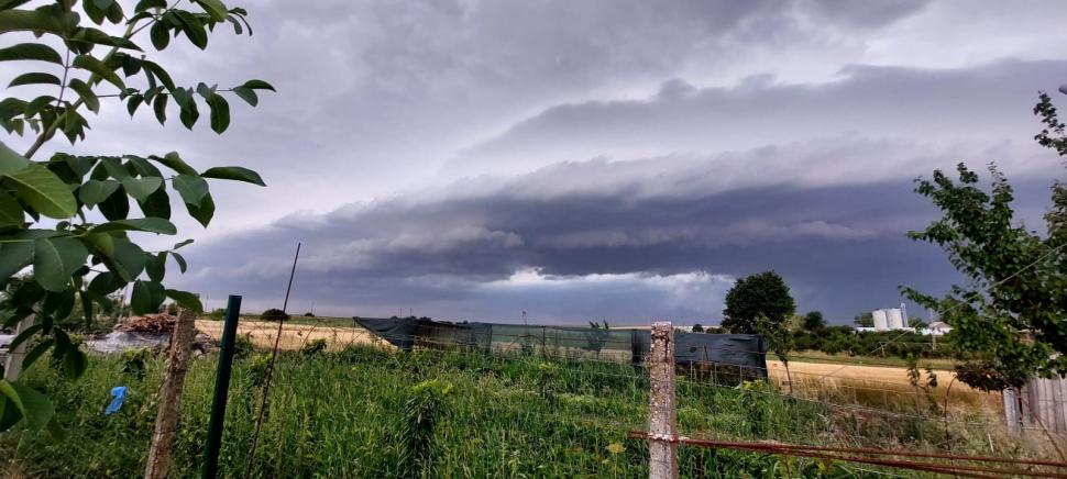 Ce sunt norii Shelf-Cloud, fenomenul rar surprins pe cerul României în această seară 910743