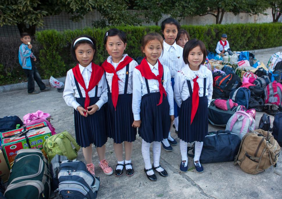 Copiii din Rusia vor merge în tabără în Coreea de Nord. Activitățile includ lustruirea statuilor liderilor 910762