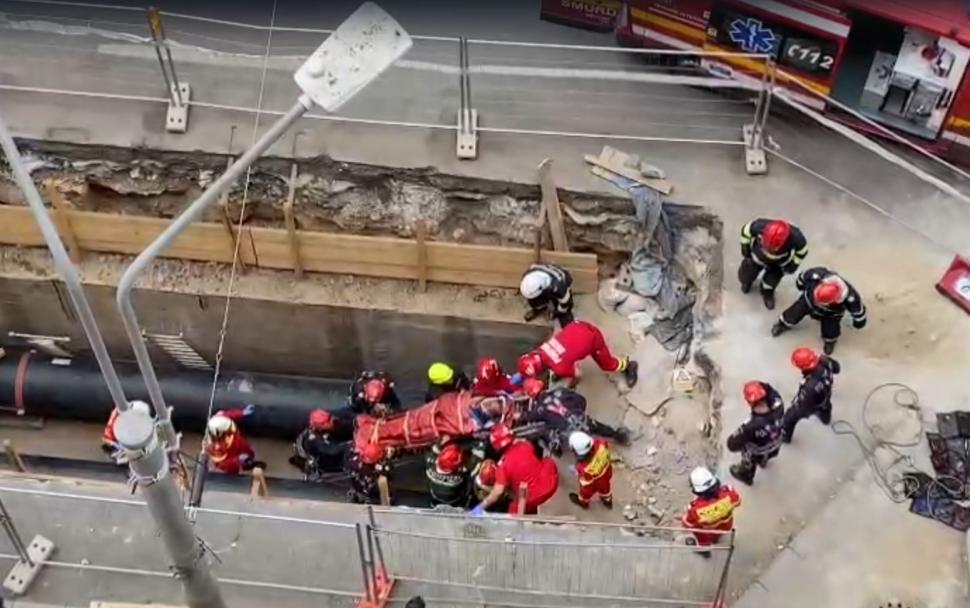 Un muncitor din Capitală a căzut într-o groapă de înlocuire a ţevilor 910689
