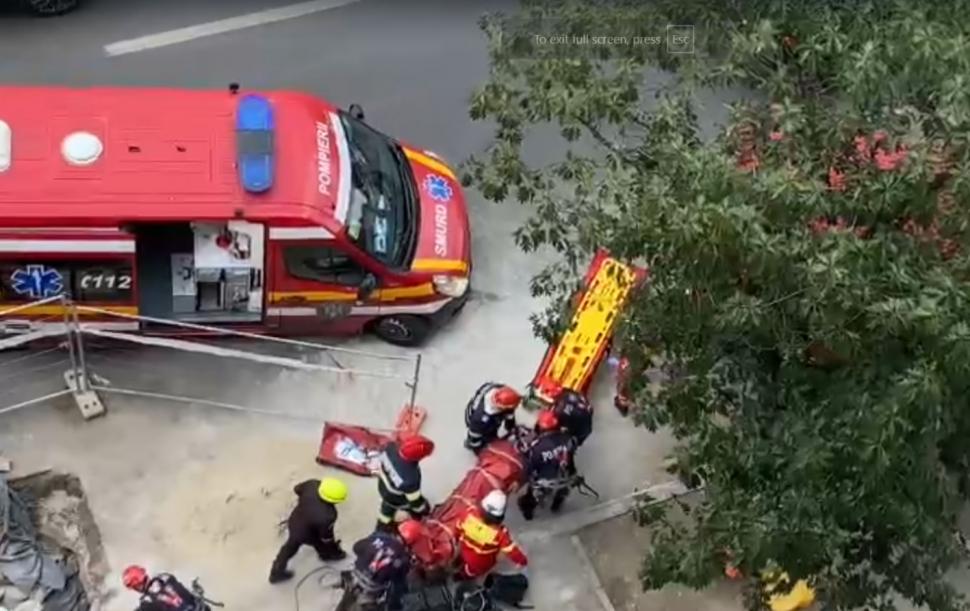 Un muncitor din Capitală a căzut într-o groapă de înlocuire a ţevilor 910690