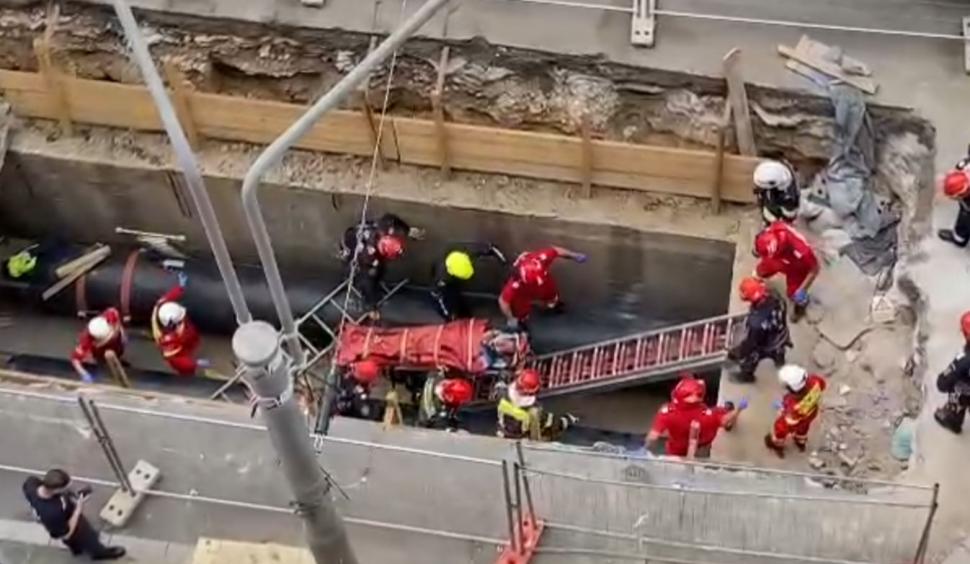 Un muncitor din Capitală a căzut într-o groapă de înlocuire a ţevilor 910691