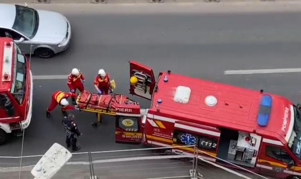 Un muncitor din Capitală a căzut într-o groapă de înlocuire a ţevilor 910692