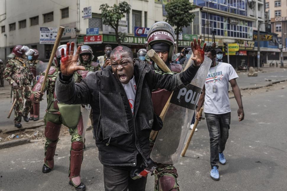 Noi proteste violente în Kenya. Manifestanții au dat foc la mașini, poliția a ripostat cu gaze lacrimogene 910710