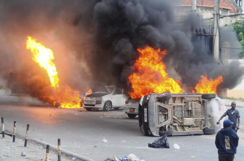Noi proteste violente în Kenya. Manifestanții au dat foc la mașini, poliția a ripostat cu gaze lacrimogene 910714