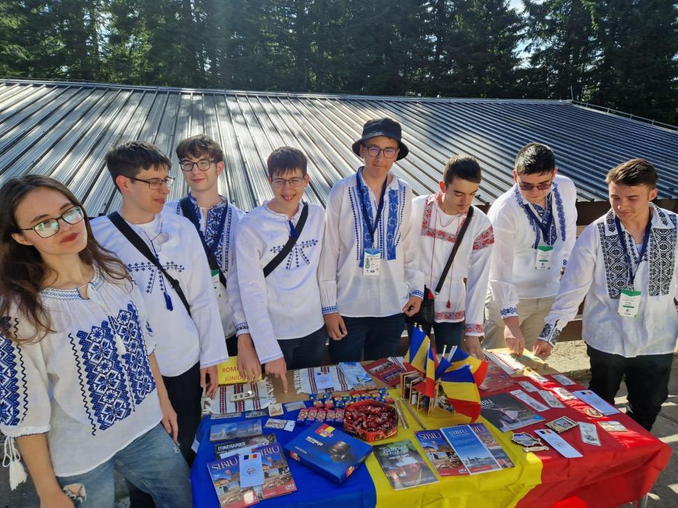 Elevii români au obținut două medalii de aur, patru de argint şi două de bronz la Olimpiada Europeană de Geografie 910904