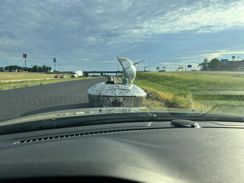 Poliţiştii din Missouri au oprit un OZN pe autostradă: „Acești umanoizi prietenoși au venit în pace” 910917