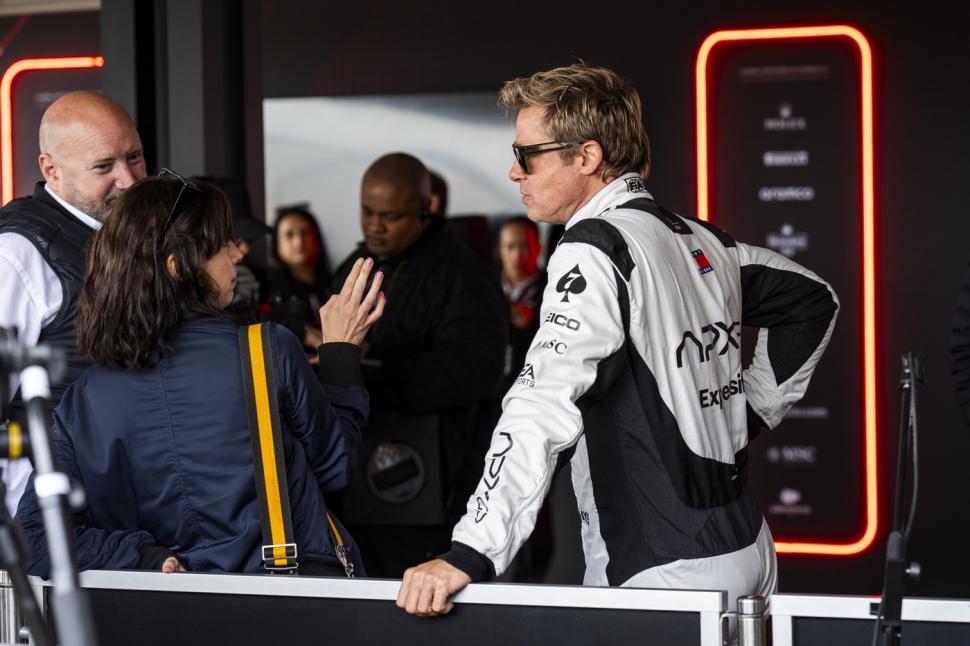 Brad Pitt și-a făcut apariția pe circuitul de la Silverstone, unde filmează pentru F1. Când se difuzează în cinema 911353