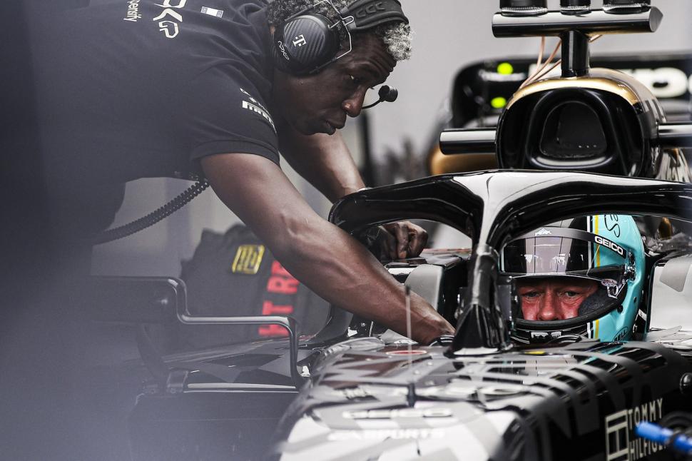 Brad Pitt și-a făcut apariția pe circuitul de la Silverstone, unde filmează pentru F1. Când se difuzează în cinema 911354